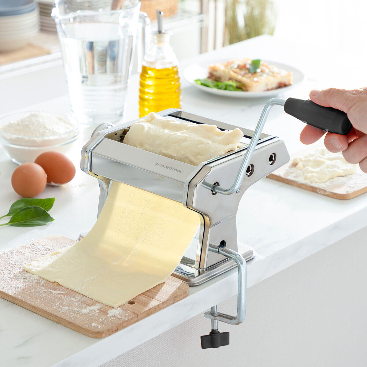 Persona usando la Máquina para Hacer Pasta Fresca Frashta