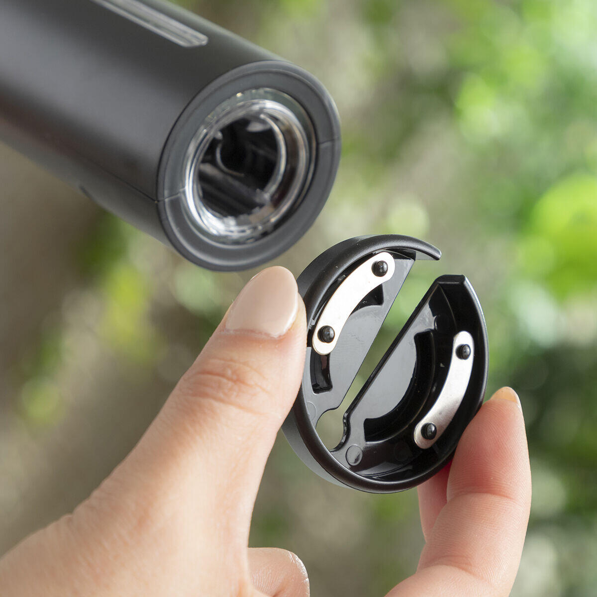 Detalle del cabezal del Sacacorchos Eléctrico para Botellas de Vino Corkbot InnovaGoods