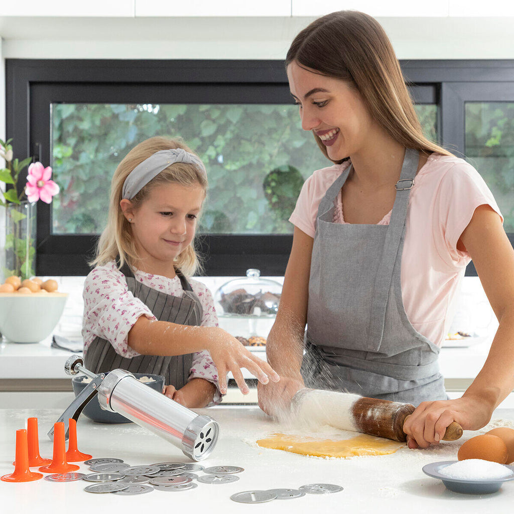 Mamá y su hija pequeña preparando la masa de galletas y la Máquina para Hacer Galletas y Manga Pastelera 2 en 1 Prekies InnovaGoods