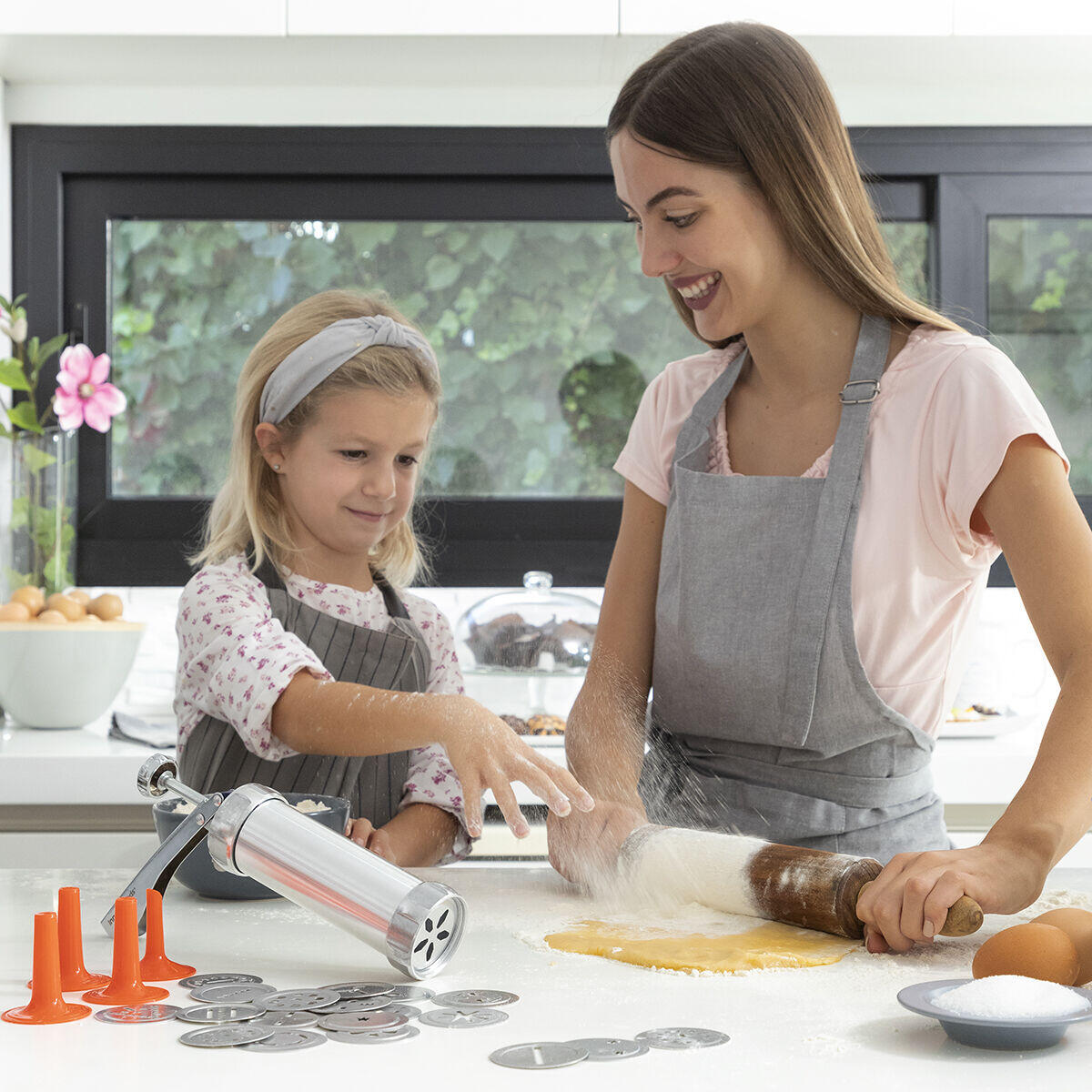 Mamá y su hija pequeña preparando la masa de galletas y la Máquina para Hacer Galletas y Manga Pastelera 2 en 1 Prekies InnovaGoods