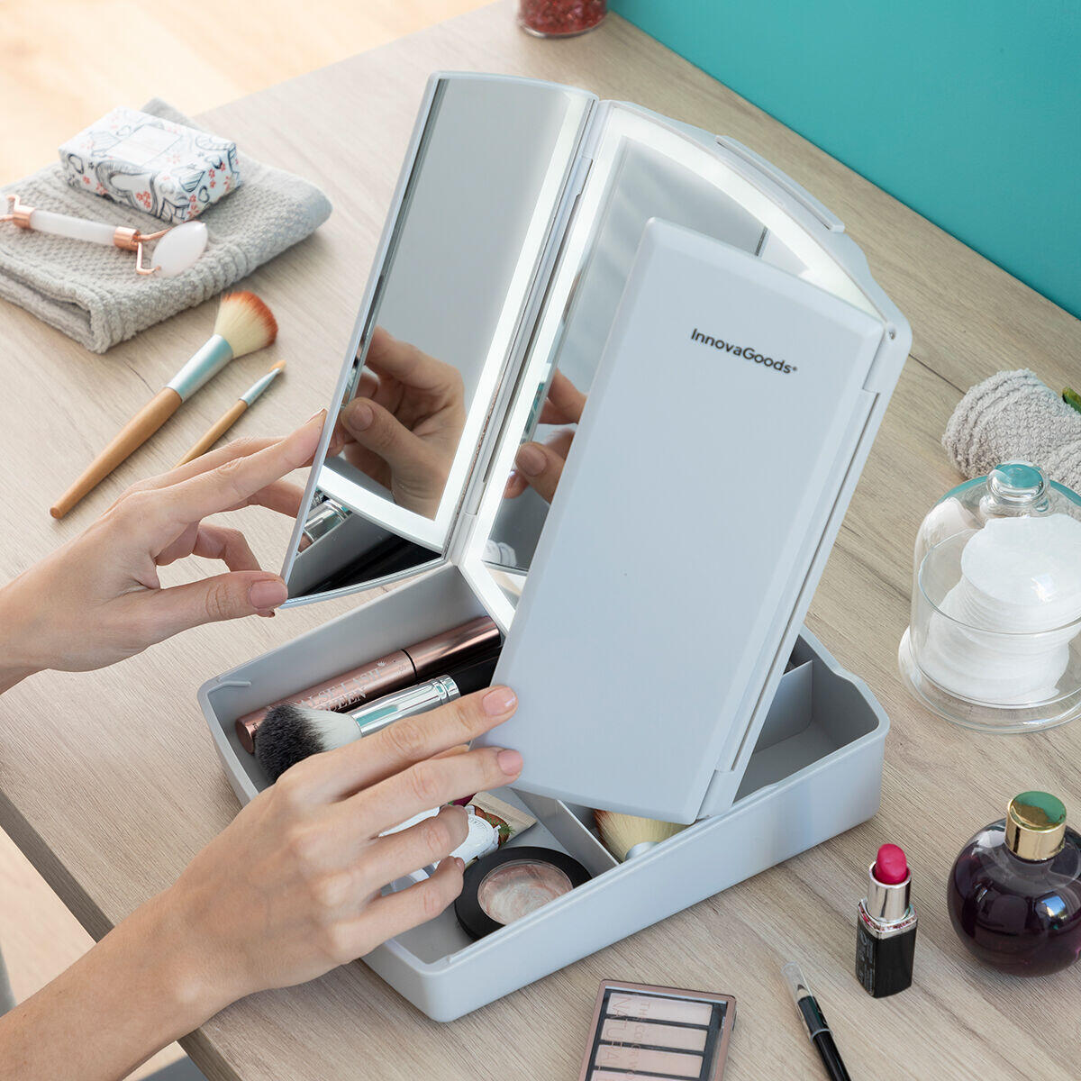 Mujer plegando el Espejo LED Plegable con Organizador de Maquillaje 3 en 1 Panomir InnovaGoods