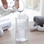 Persona llenando con el líquido el contenedor del Hidrolimpiador Facial de Impurezas Recargable Hyser