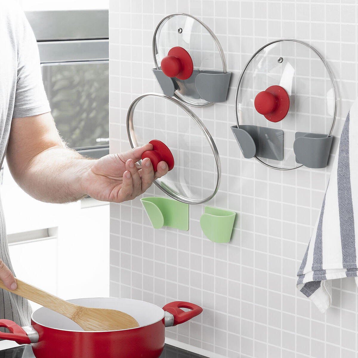 uso de soportes Smarack con tapas colocadas en cocina