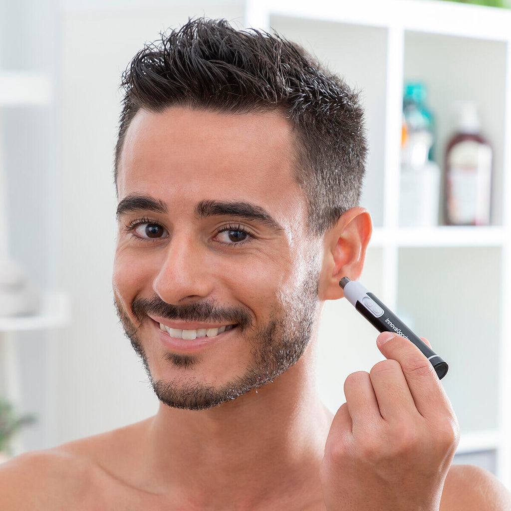 hombre usando Cortapelos para nariz y oreja compacto para depilacion de oreja