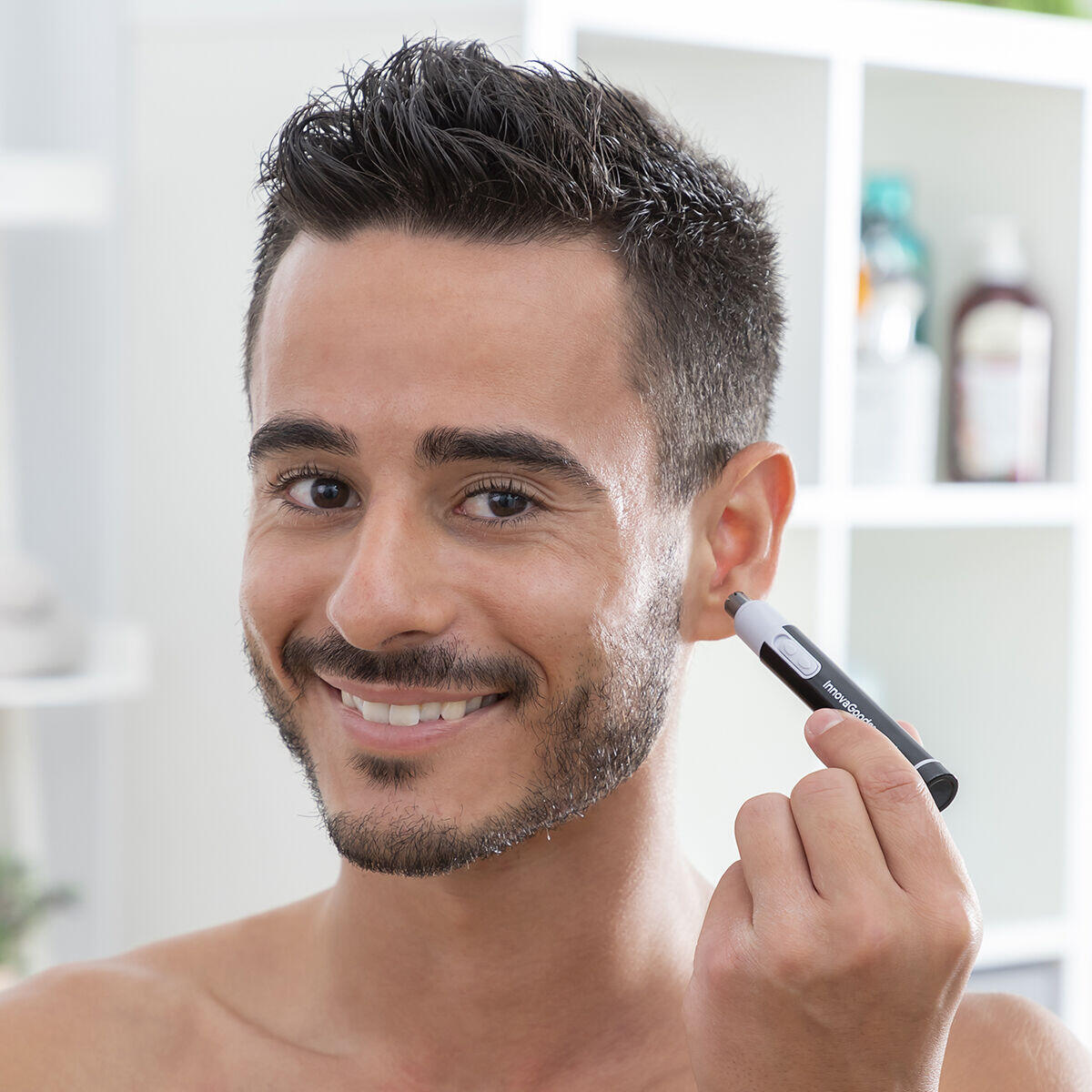 hombre usando Cortapelos para nariz y oreja compacto para depilacion de oreja