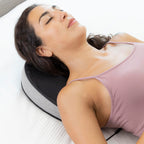 Mujer recostada sobre el Masajeador Shiatsu Térmico 2 en 1 Futsa 