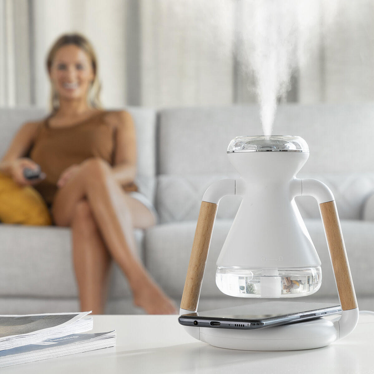 Humidificador Difusor de Aromas y Cargador Inalámbrico 3 en 1 Misvolt - InnovaGoods