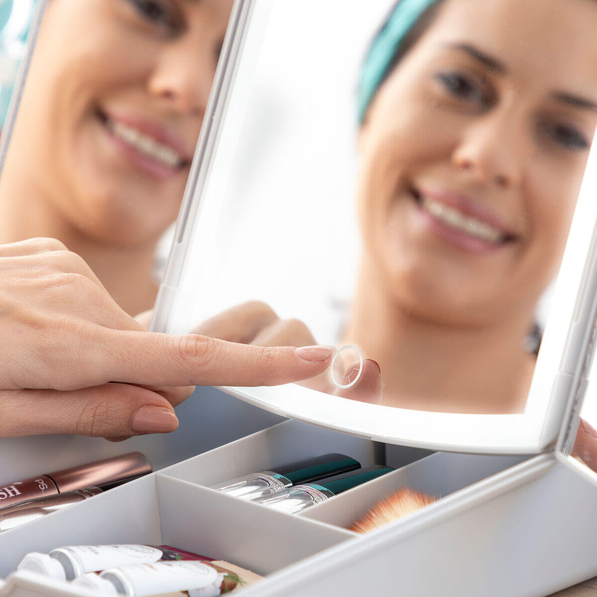 Botón táctil de encendido del Espejo LED Plegable con Organizador de Maquillaje 3 en 1 Panomir InnovaGoods