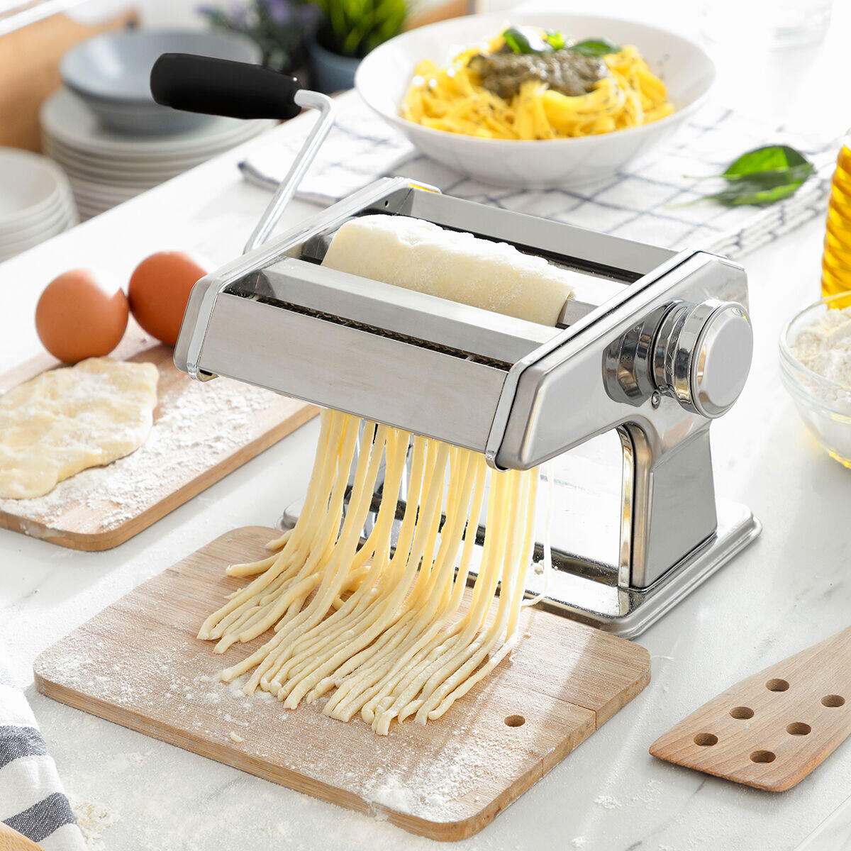 Máquina para Hacer Pasta Fresca con Recetas Frashta con spaguettis en cocina práctica
