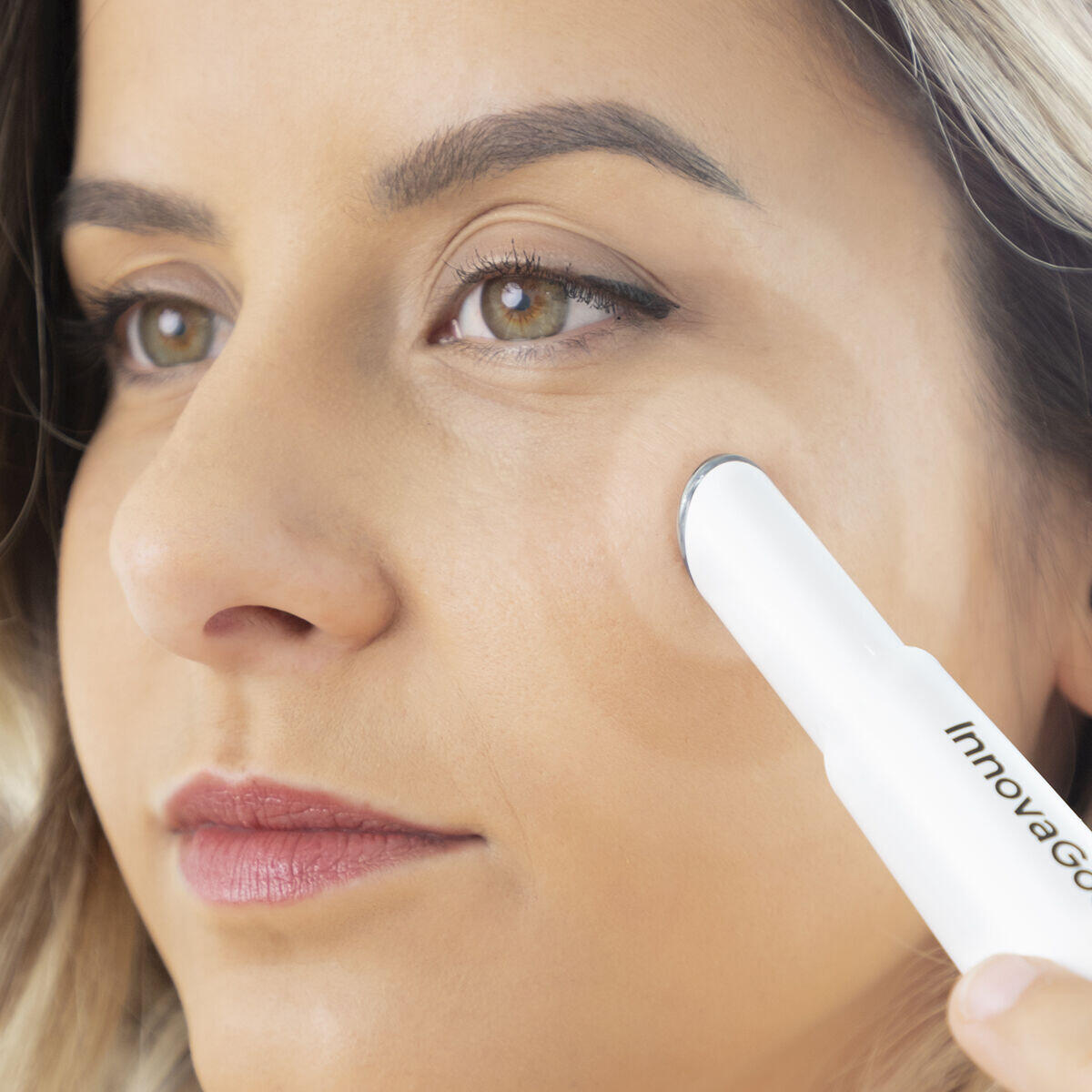mujer usando el Masajeador antiedad para ojos con calor y vibración