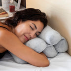mujer con la cabeza recostada sobre la almohada modular multifunción Rollow

