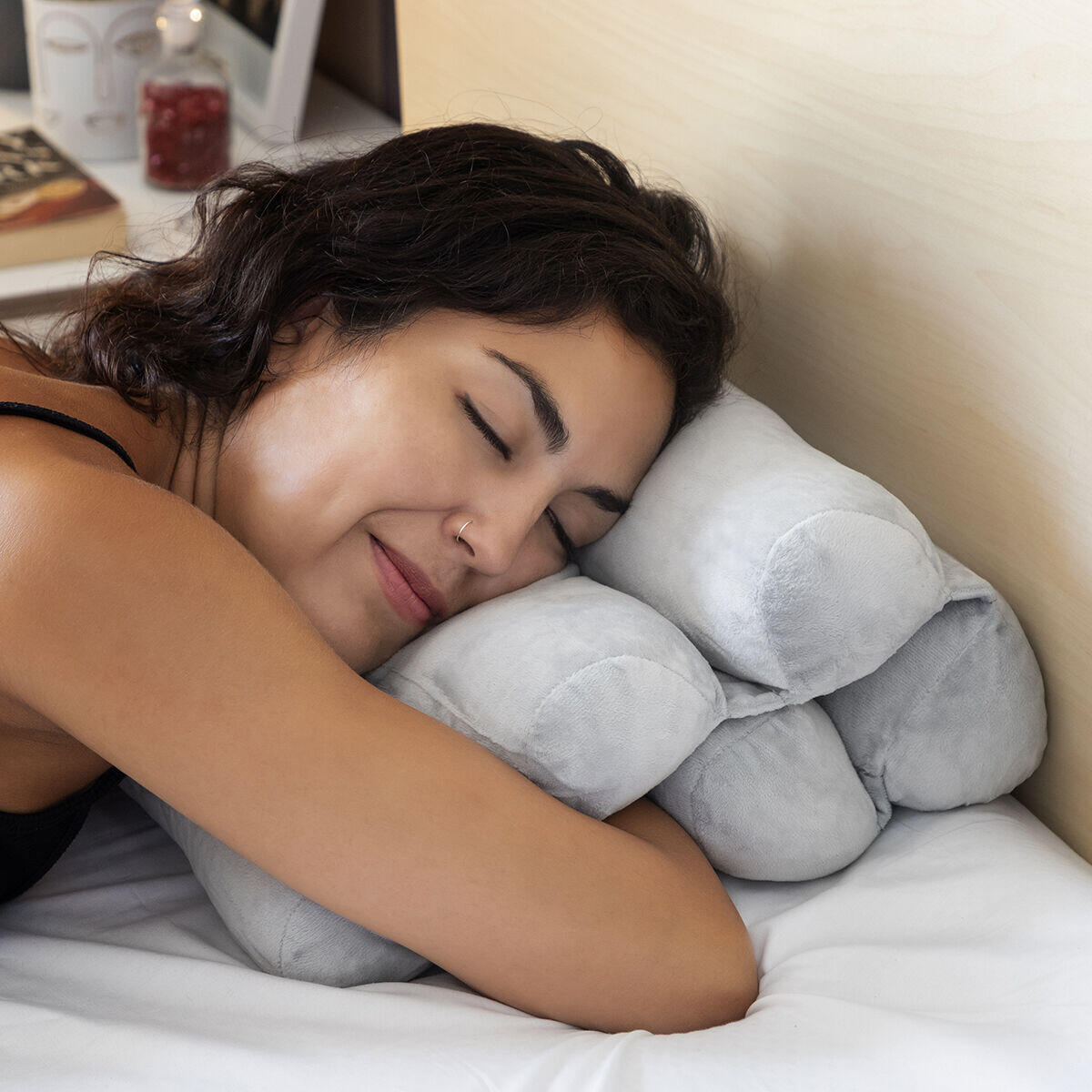 mujer con la cabeza recostada sobre la almohada modular multifunción Rollow
