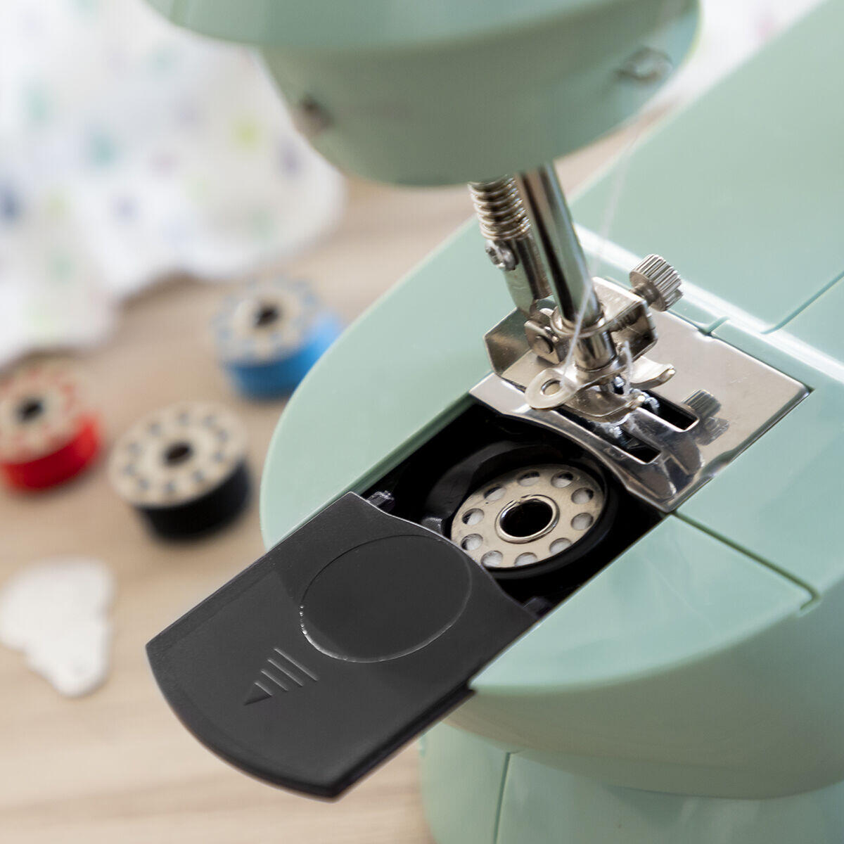 detalle de la Mini máquina de coser portátil con accesorios y luz LED 