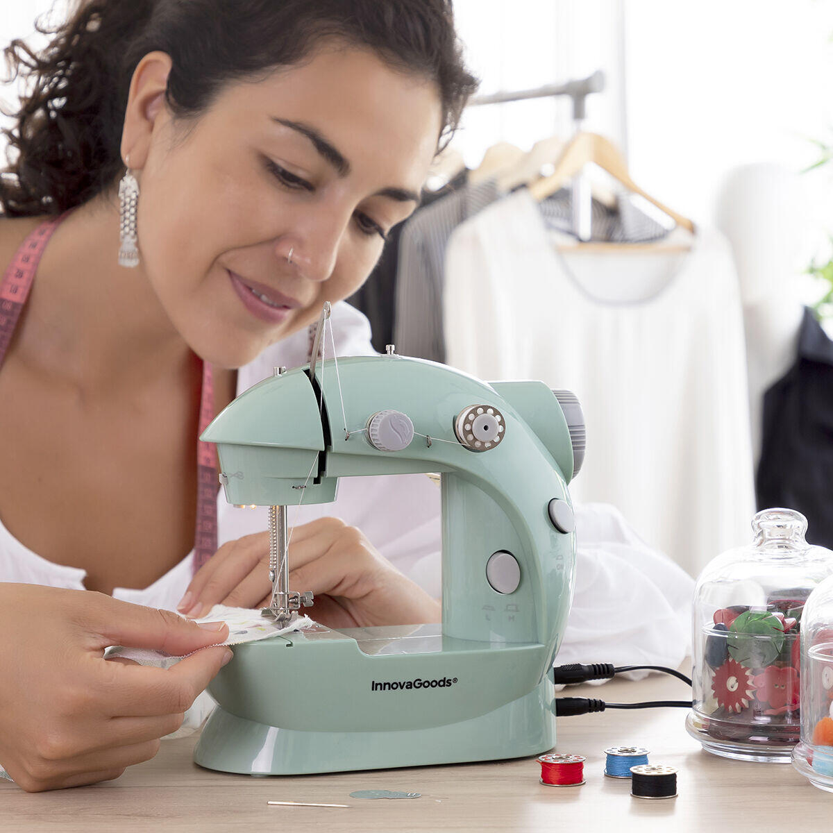 mujer usando la Mini máquina de coser portátil 
