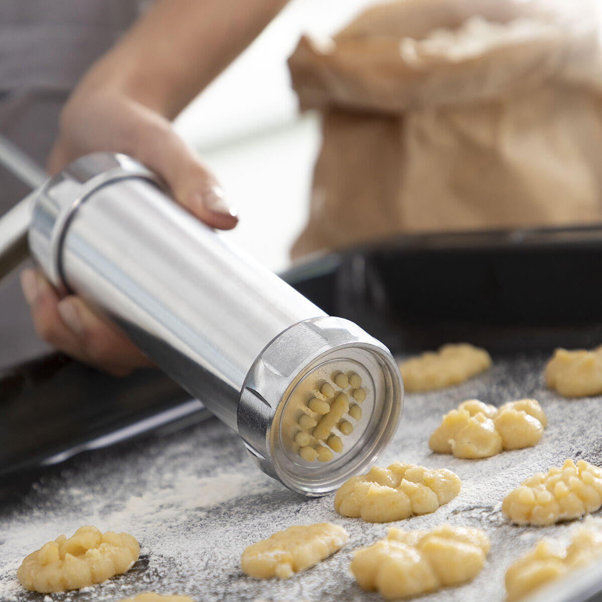 Detalle de la Máquina para Hacer Galletas y Manga Pastelera 2 en 1 Prekies InnovaGoods dispensando la masa de galletas