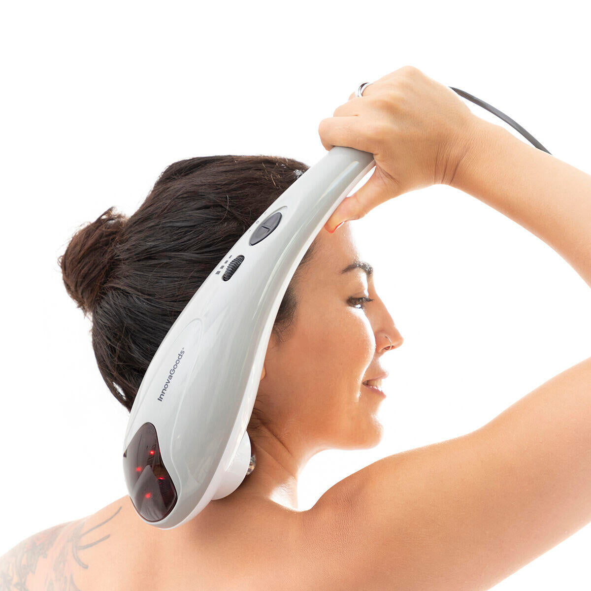 Mujer masajeando su cuello con el Masajeador de Mano Eléctrico Halaxer InnovaGoods