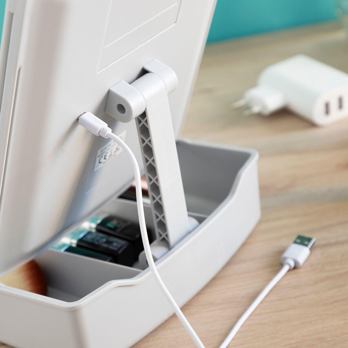 Espejo LED Plegable con Organizador de Maquillaje 3 en 1 Panomir InnovaGoods con su cable USB