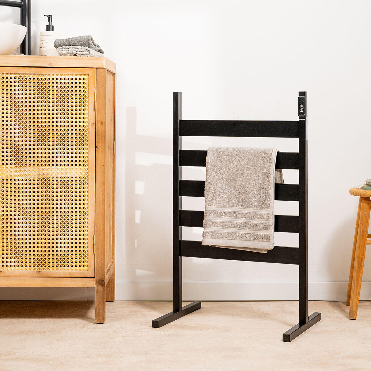 Toallero Eléctrico de Pie o Pared Towarck 5 Barras - InnovaGoods