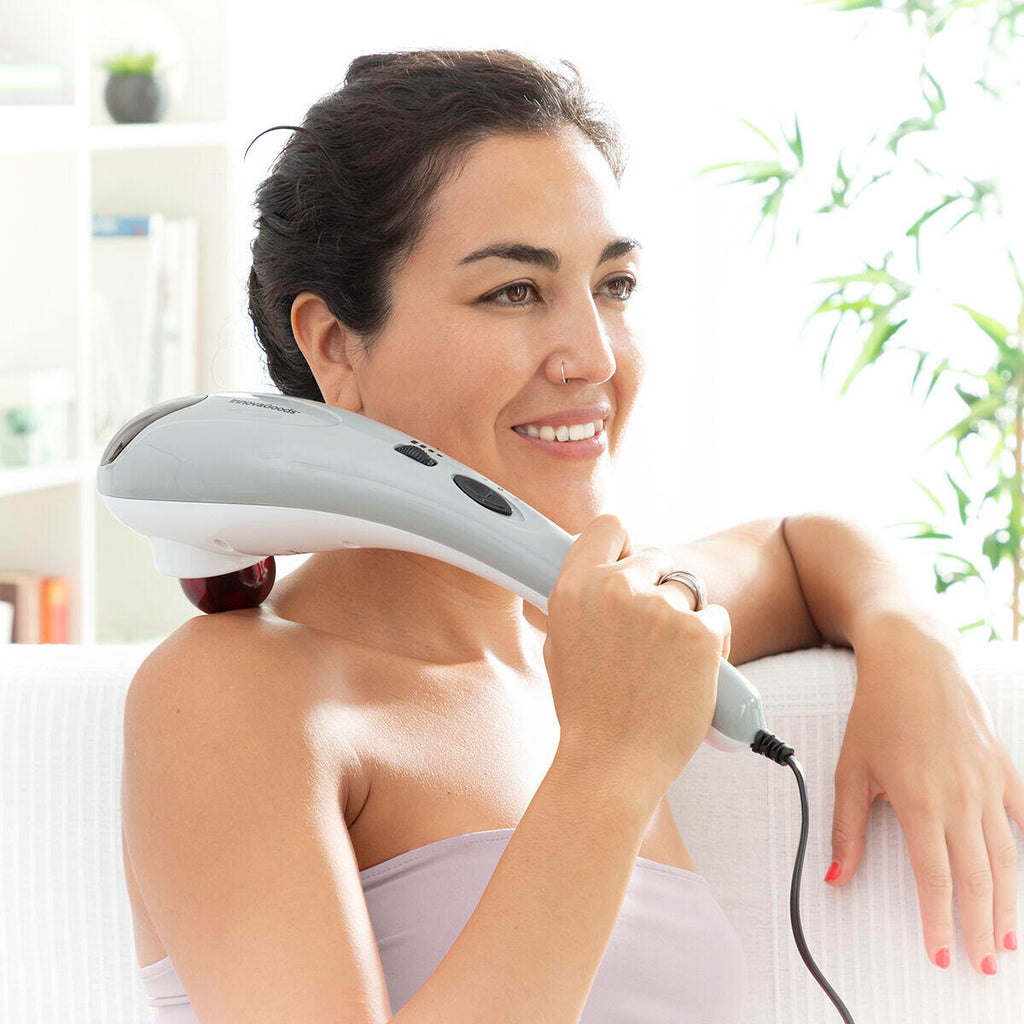 Mujer masajeando su hombro con el Masajeador de Mano Eléctrico Halaxer InnovaGoods