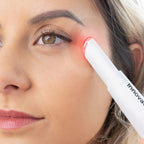 mujer usando el masajeador antiedad para ojos acción calor
