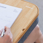 detalle del escritorio portátil con bandeja de almacenaje Larage