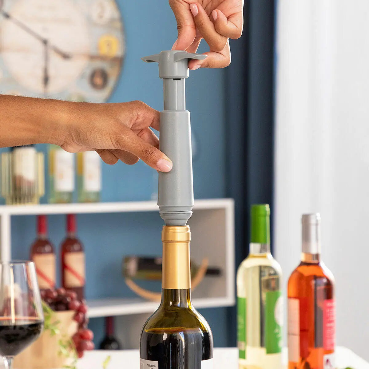 Bomba de Vacío y Tapones para Vino Winuum - InnovaGoods (4 tapones) Dropea