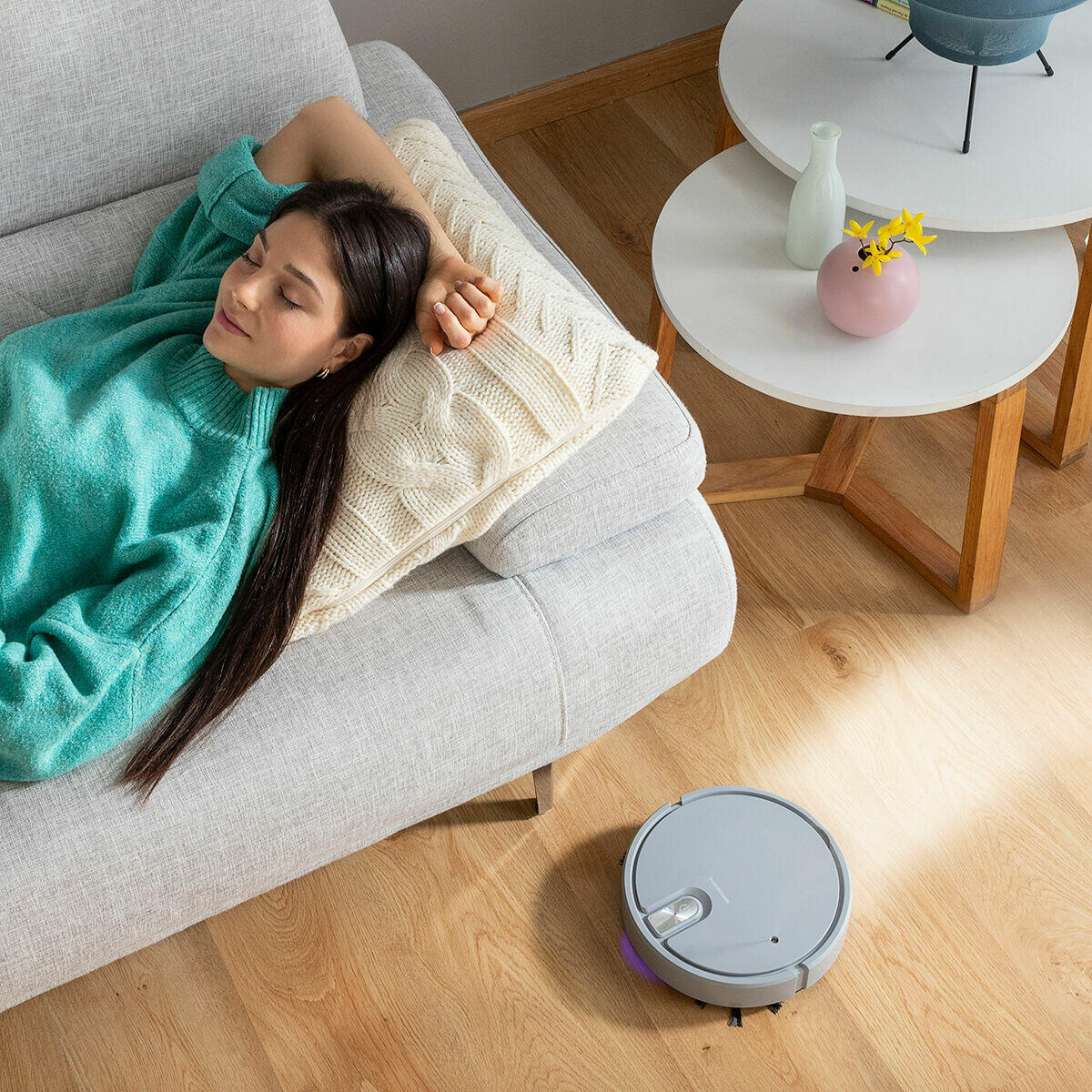 mujer disfrutando mientras el Robot Aspirador Recargable Multifunción 5 en 1 Varob funciona solo