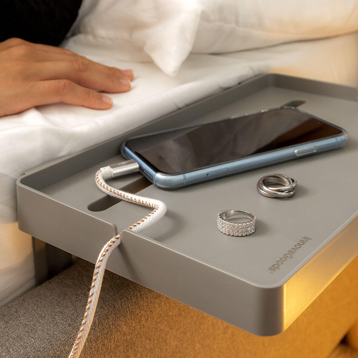 detalle del estante organizador universal para cama
