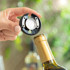 Persona abriendo una botella de vino con accesorio del Sacacorchos Eléctrico para Botellas de Vino Corkbot InnovaGoods