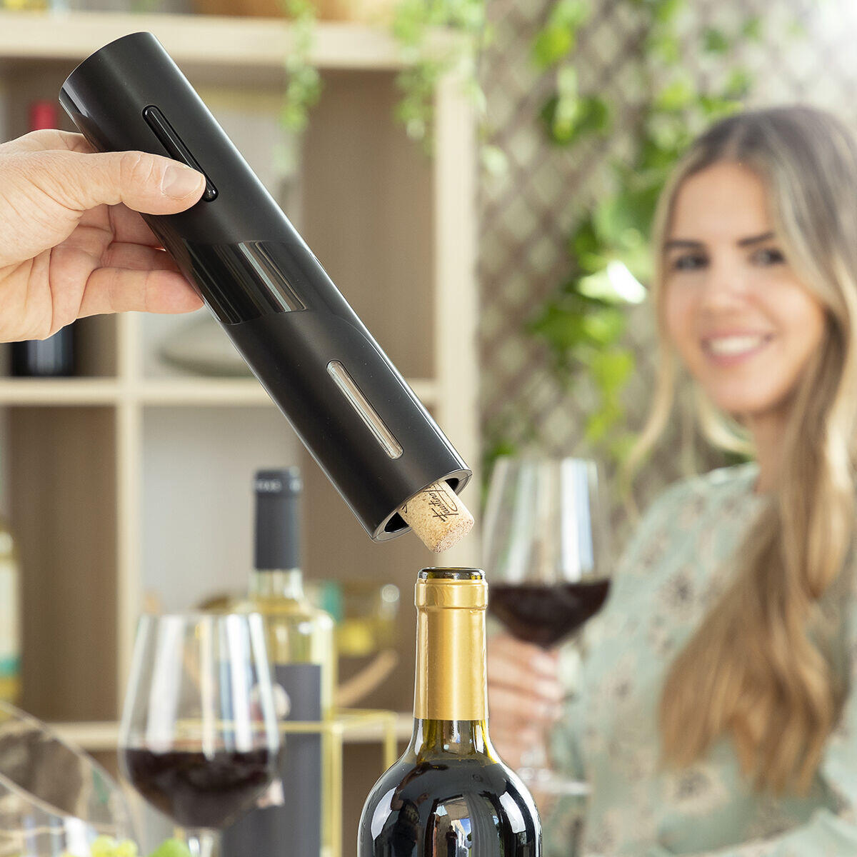 Sacacorchos Eléctrico para Botellas de Vino Corkbot InnovaGoods con un corcho en uso