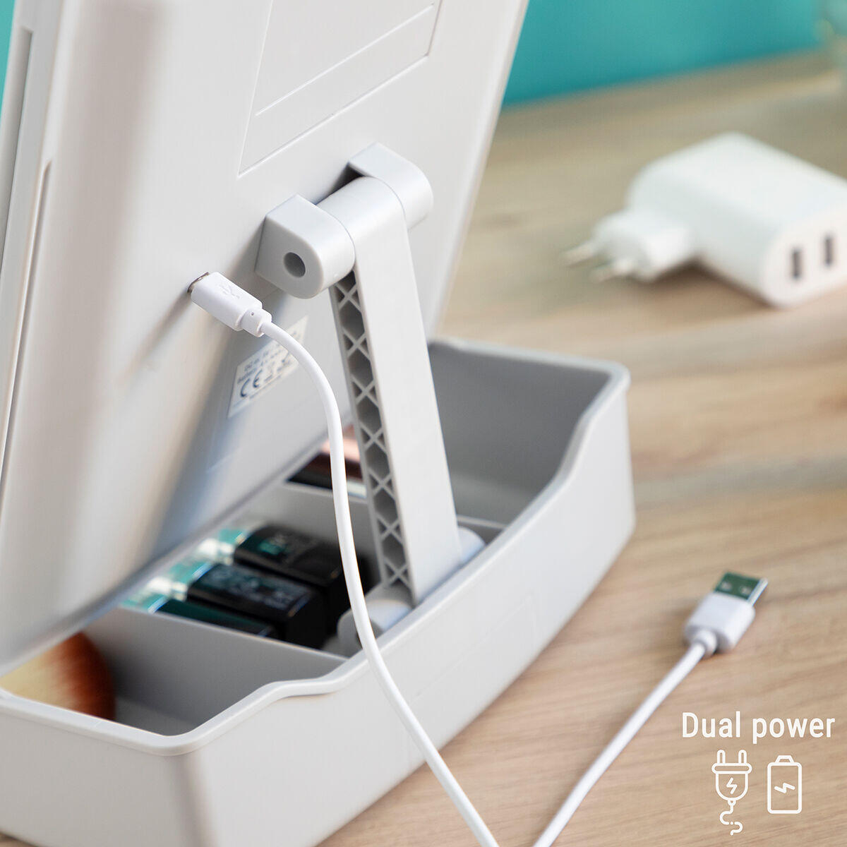 Espejo LED Plegable con Organizador de Maquillaje 3 en 1 Panomir InnovaGoods con cable USB y enchufe.