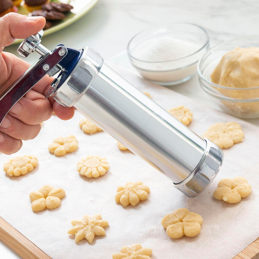 Persona haciendo galletas con la Máquina para Hacer Galletas y Manga Pastelera 2 en 1 Prekies InnovaGoods