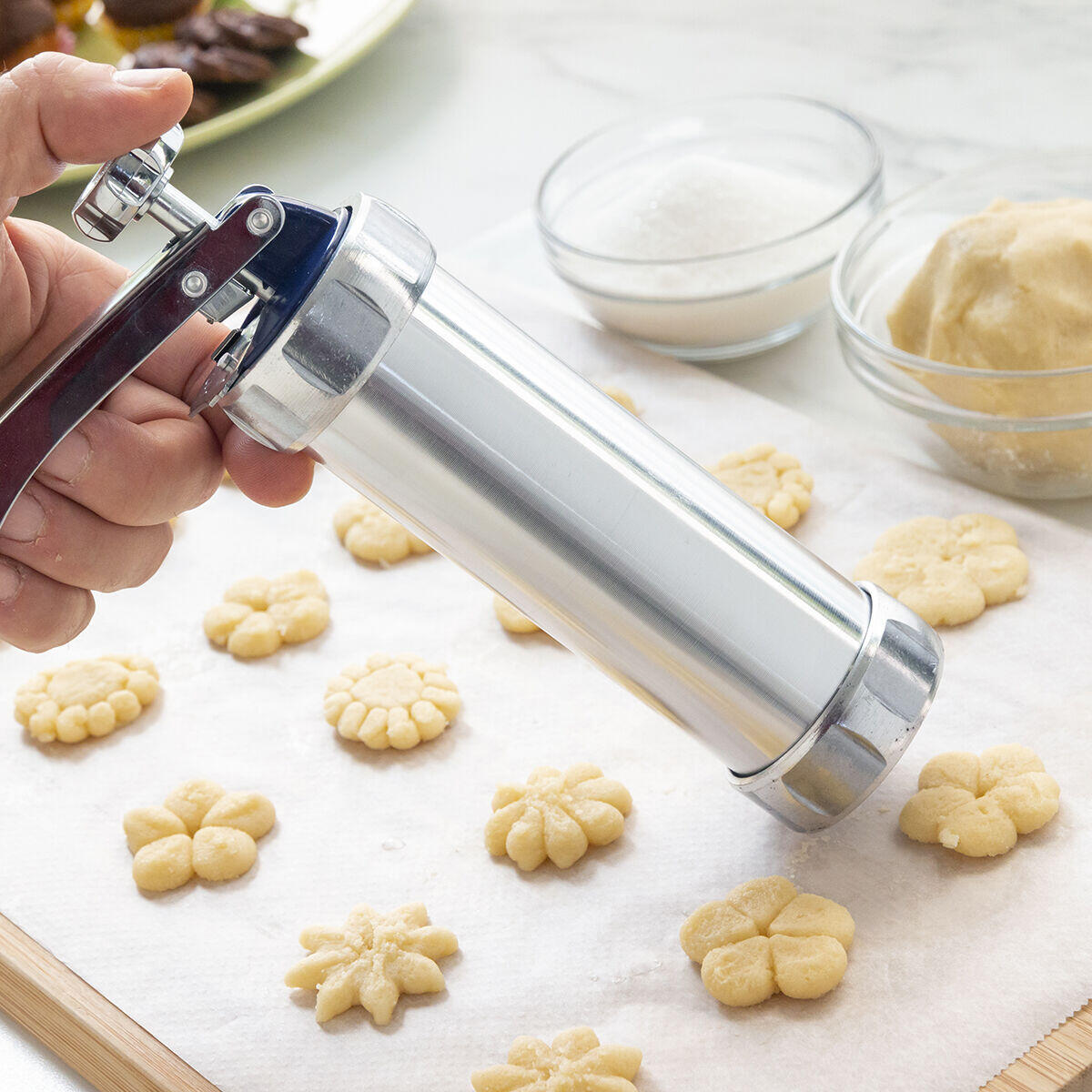 Persona haciendo galletas con la Máquina para Hacer Galletas y Manga Pastelera 2 en 1 Prekies InnovaGoods