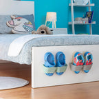 Zapateros Adhesivos Shohold InnovaGoods colocados en la base frontal de una cama