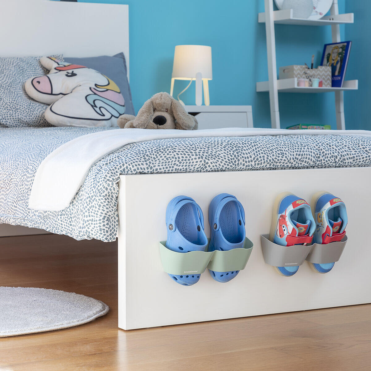 Zapateros Adhesivos Shohold InnovaGoods colocados en la base frontal de una cama