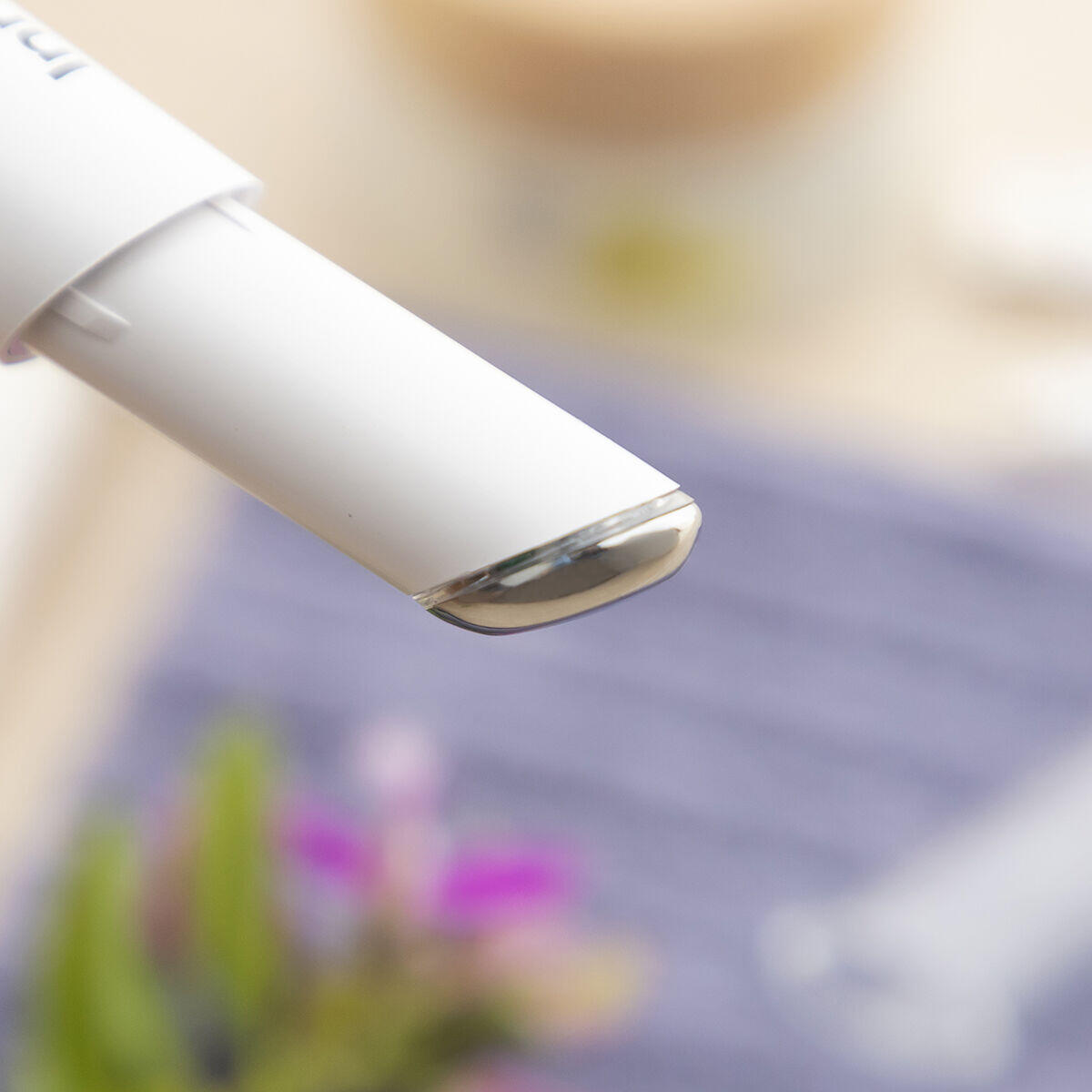 detalle de masajeador antiedad para ojos con calor y vibración