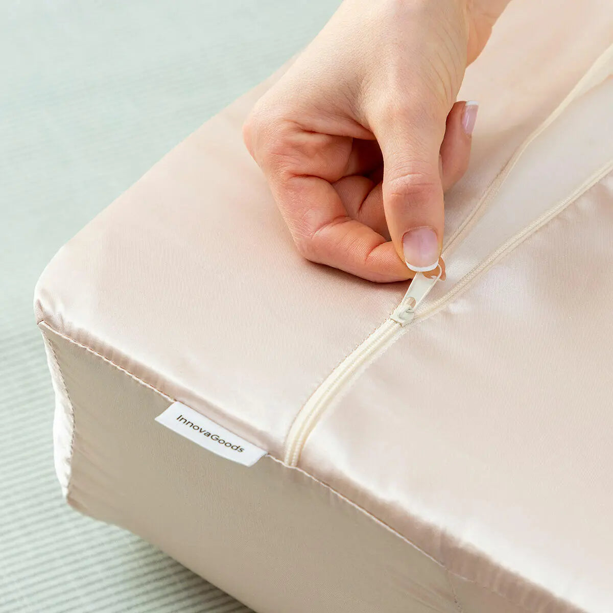 Almohada Cervical Antiarrugas con Funda de Satén Youthlow - InnovaGoods Dropea