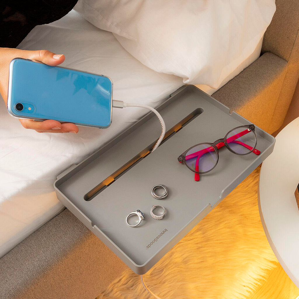 Estante organizador universal para cama con anteojos, anillos, aretes y movil conectado con un cable usb