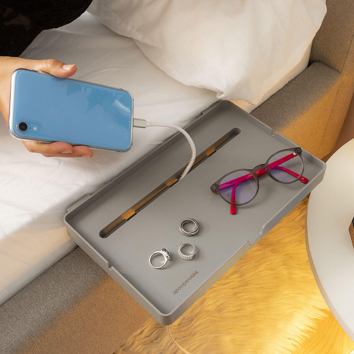 Estante organizador universal para cama con anteojos, anillos, aretes y movil conectado con un cable usb