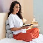 mujer recostada de espalda sobre la almohada modular multifunción Rollow
