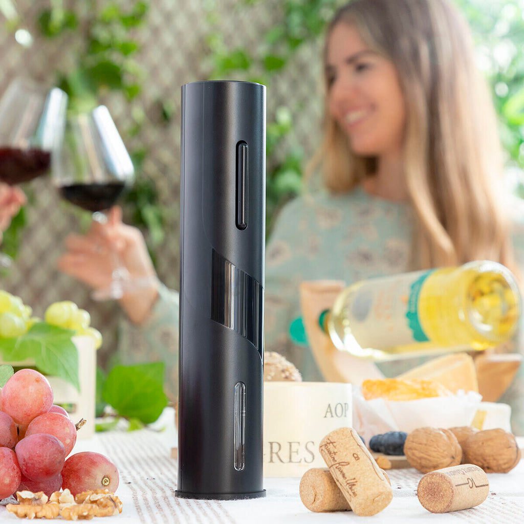 Sacacorchos Eléctrico para Botellas de Vino Corkbot InnovaGoods sobre una mesa 