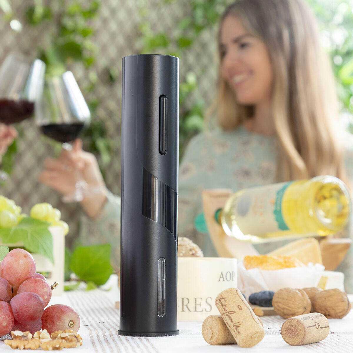 Sacacorchos Eléctrico para Botellas de Vino Corkbot InnovaGoods sobre una mesa 