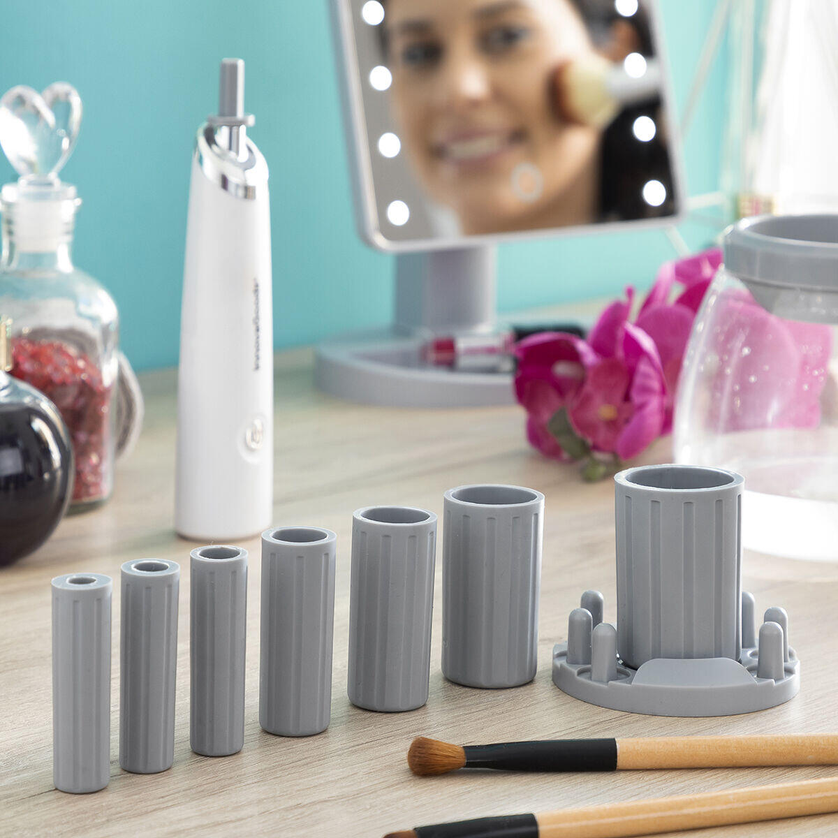 Contenedores de diferentes anchos para brochas del Limpiador y Secador Automático de Brochas de Maquillaje Maklin InnovaGoods