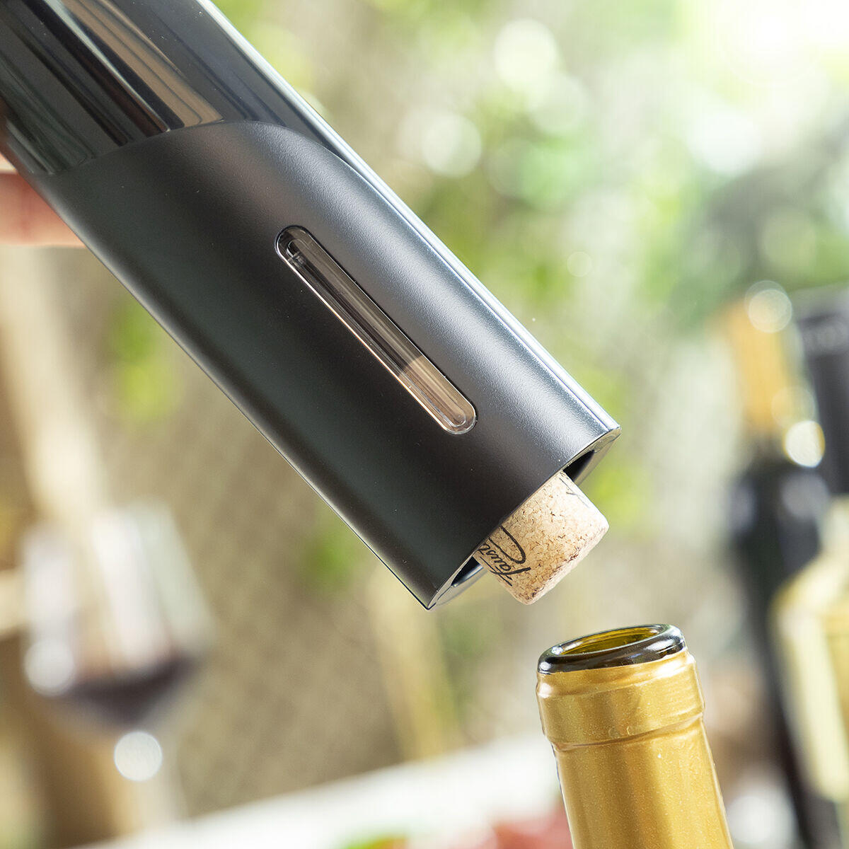 Sacacorchos Eléctrico para Botellas de Vino Corkbot InnovaGoods sacando un corcho de una botella de vino