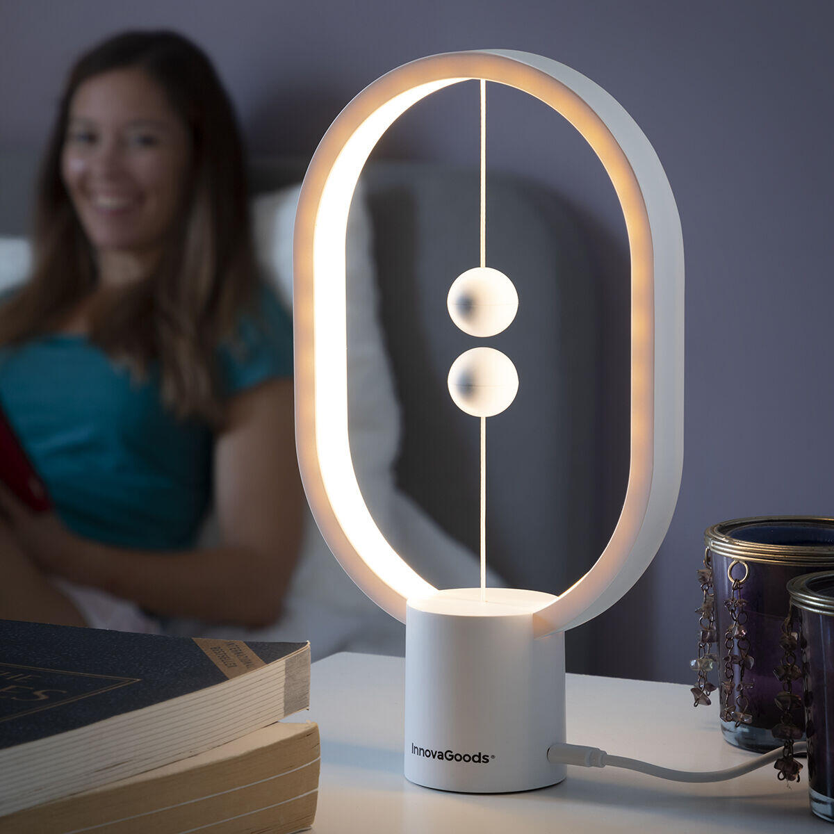 Lámpara de equilibrio con interruptor magnético encendida en mesa de noche