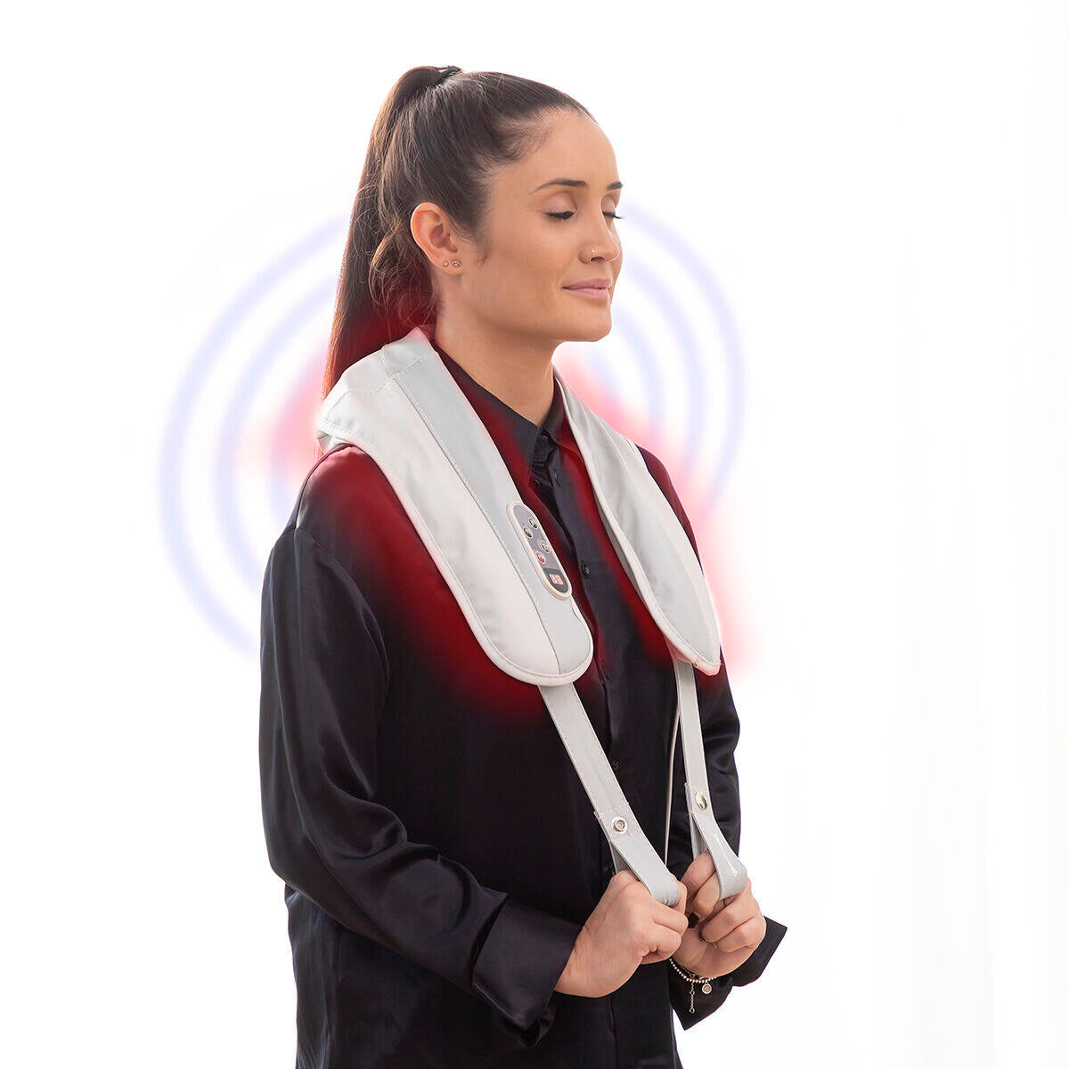 Mujer relajada usando en el cuello el Masajeador Eléctrico Tapping con Golpeteo y Calor Tappilan InnovaGoods