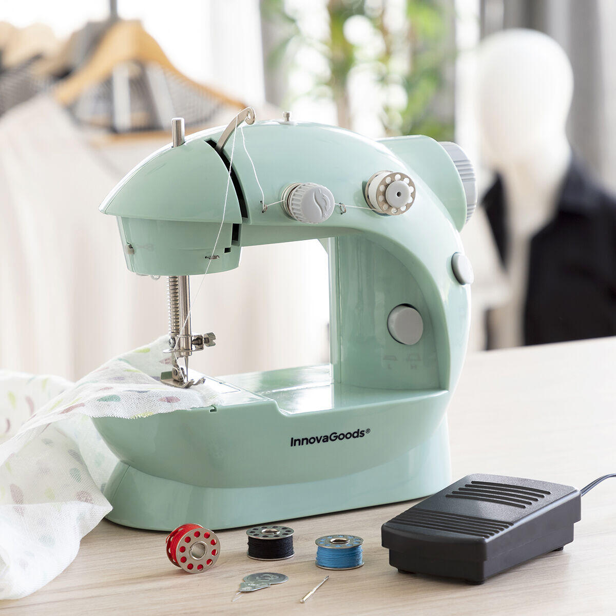 Mini Máquina de Coser Portátil con LED, Cortahílos y Accesorios Sewny
en uso.